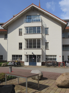 901654 Gezicht op een gedeelte van de oudbouw van woonzorgcentrum De Wartburg (Kennedylaan 16) te Utrecht, vanaf de ...